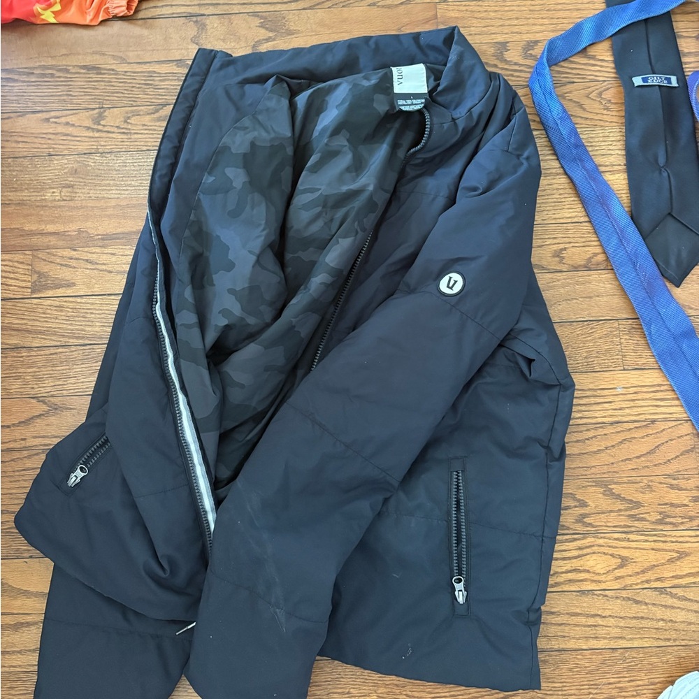 Vuori Black Puffer Jacket Sleek Lightweight Design